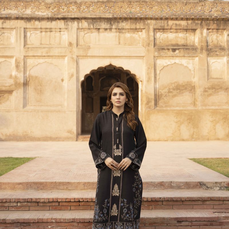 Noir Majesty – Embroidered Grace